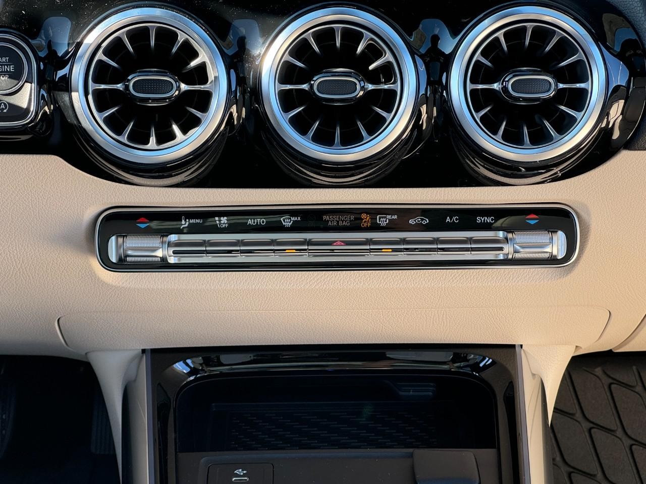 Mercedes-Benz GLA Vehicle Full-screen Gallery Image 15