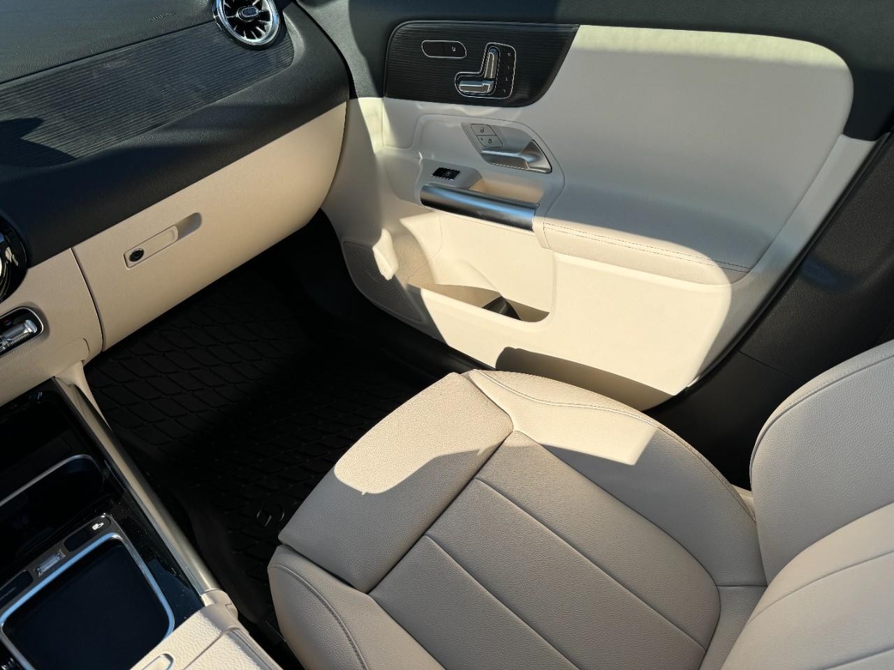 Mercedes-Benz GLA Vehicle Full-screen Gallery Image 16