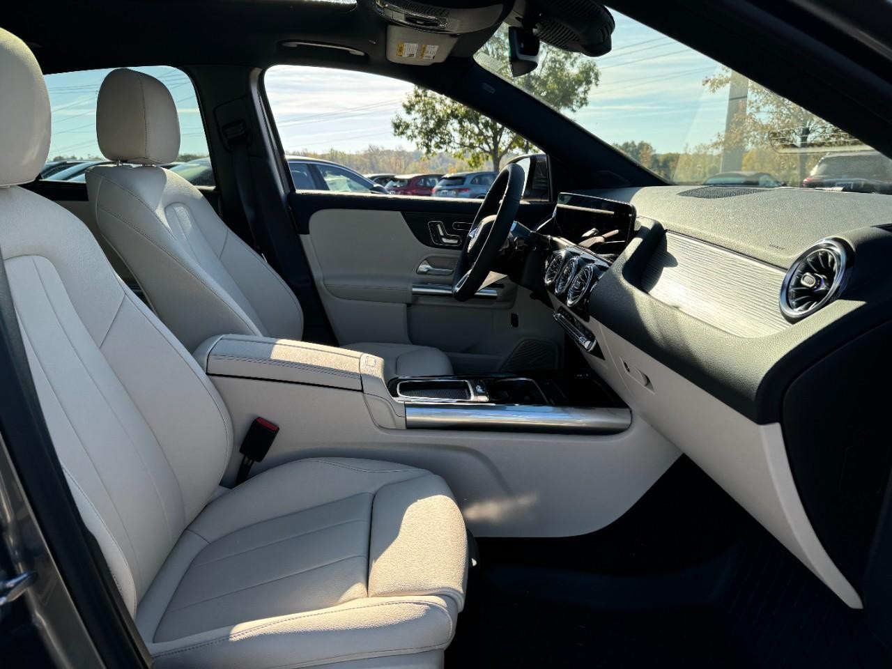 Mercedes-Benz GLA Vehicle Full-screen Gallery Image 17