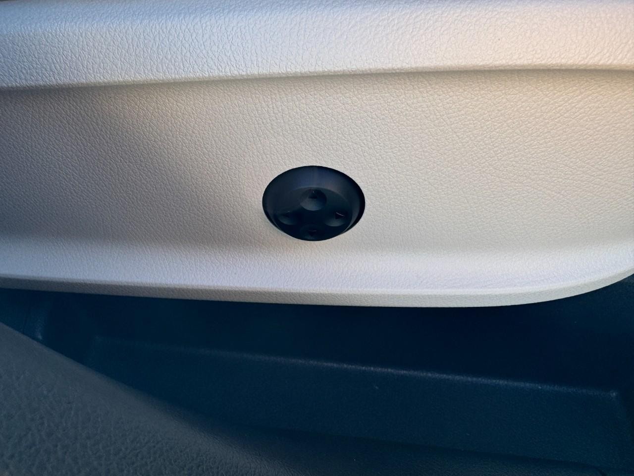 Mercedes-Benz GLA Vehicle Full-screen Gallery Image 19