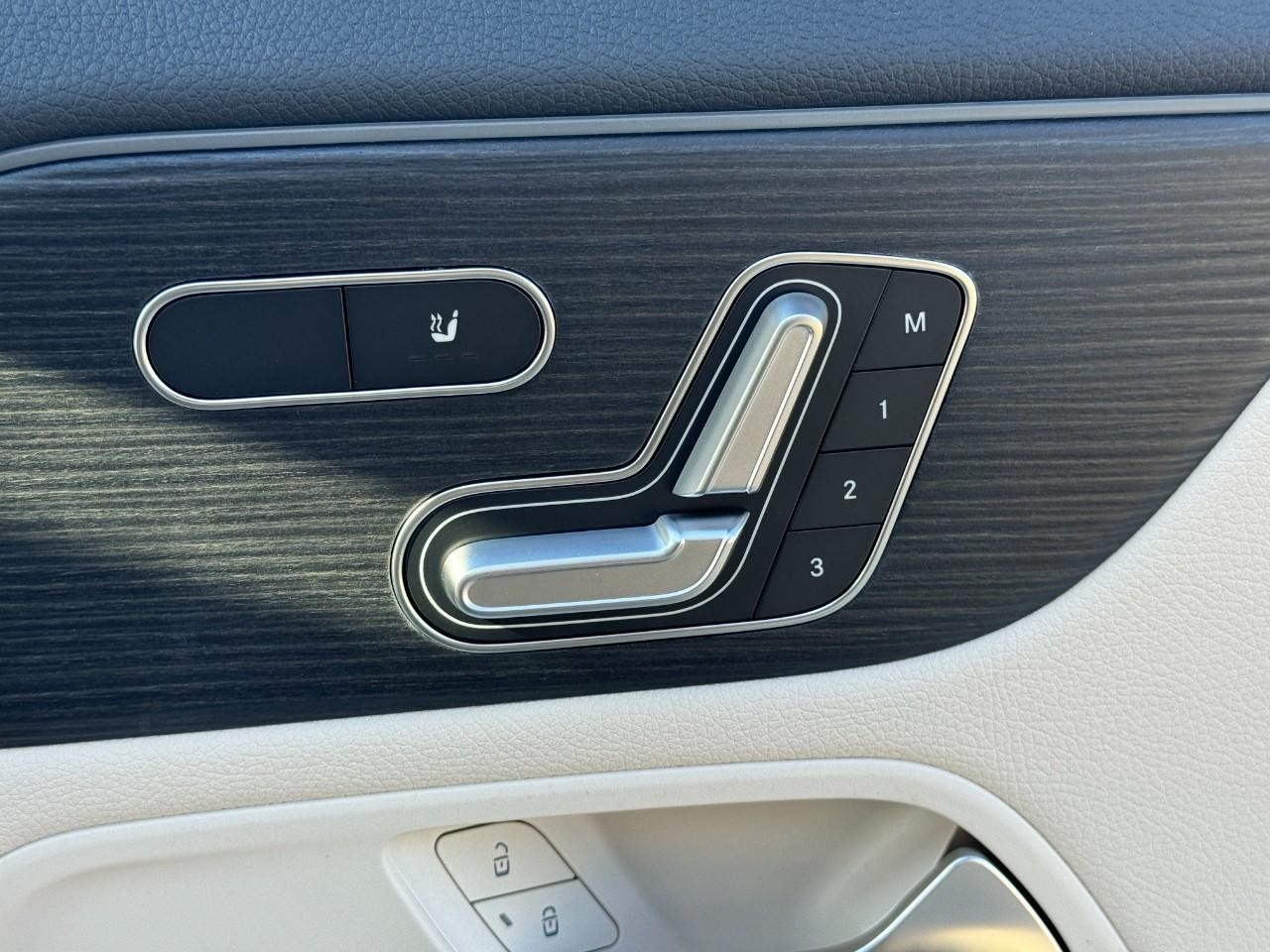 Mercedes-Benz GLA Vehicle Full-screen Gallery Image 20