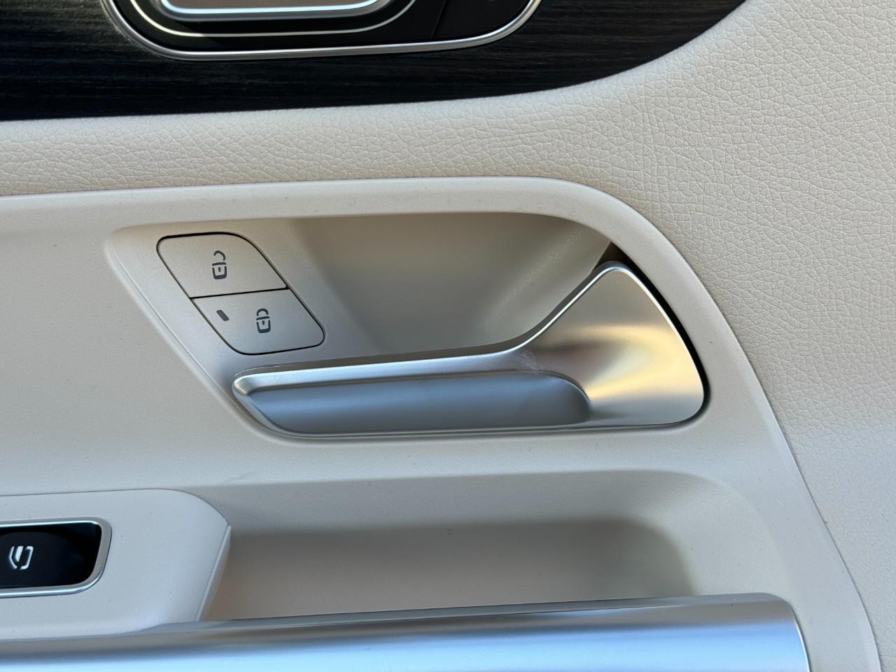 Mercedes-Benz GLA Vehicle Full-screen Gallery Image 21