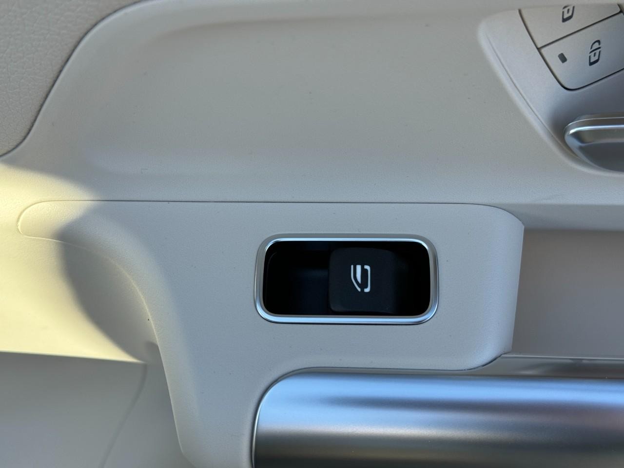 Mercedes-Benz GLA Vehicle Full-screen Gallery Image 22