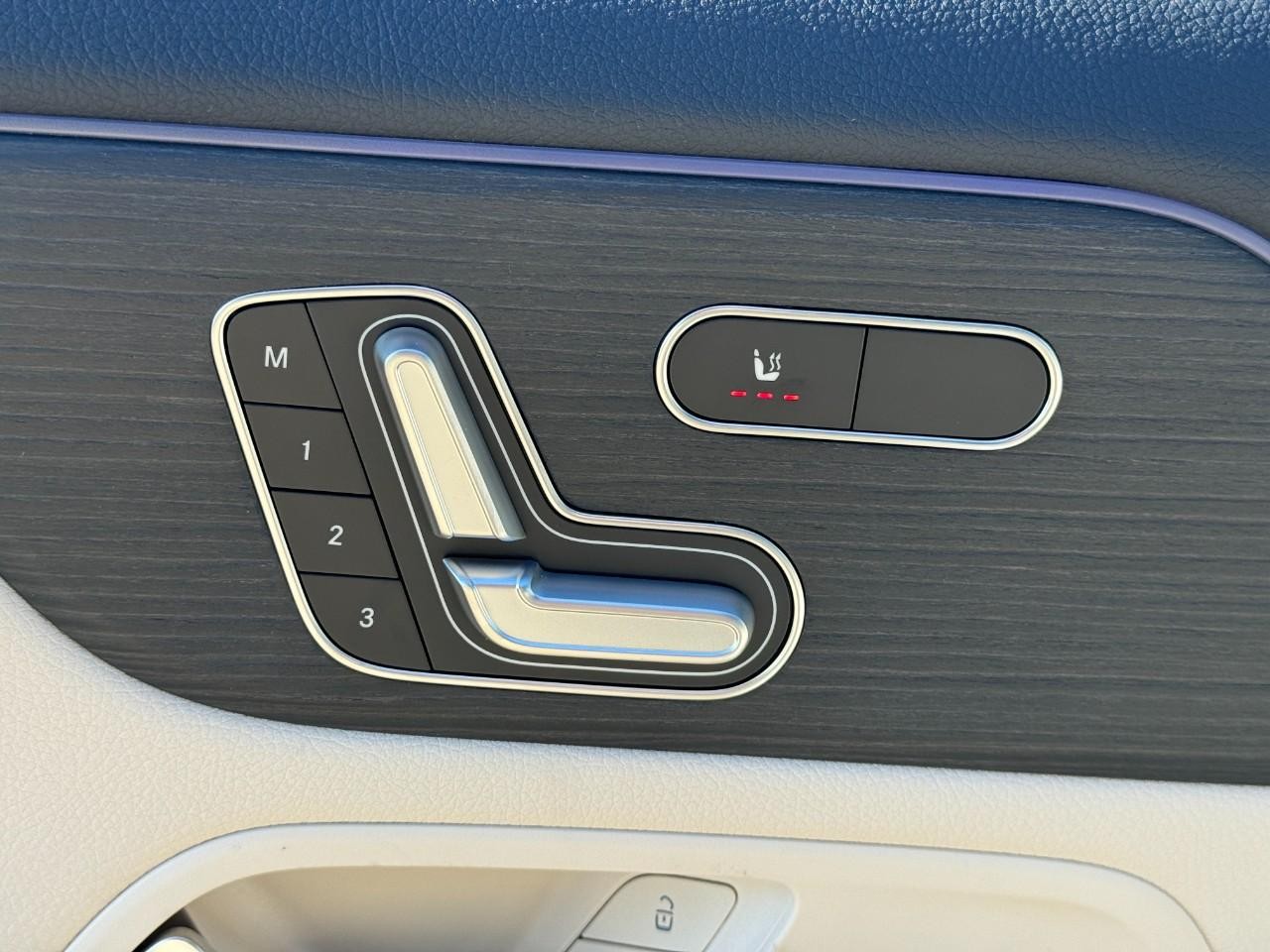 Mercedes-Benz GLA Vehicle Full-screen Gallery Image 23