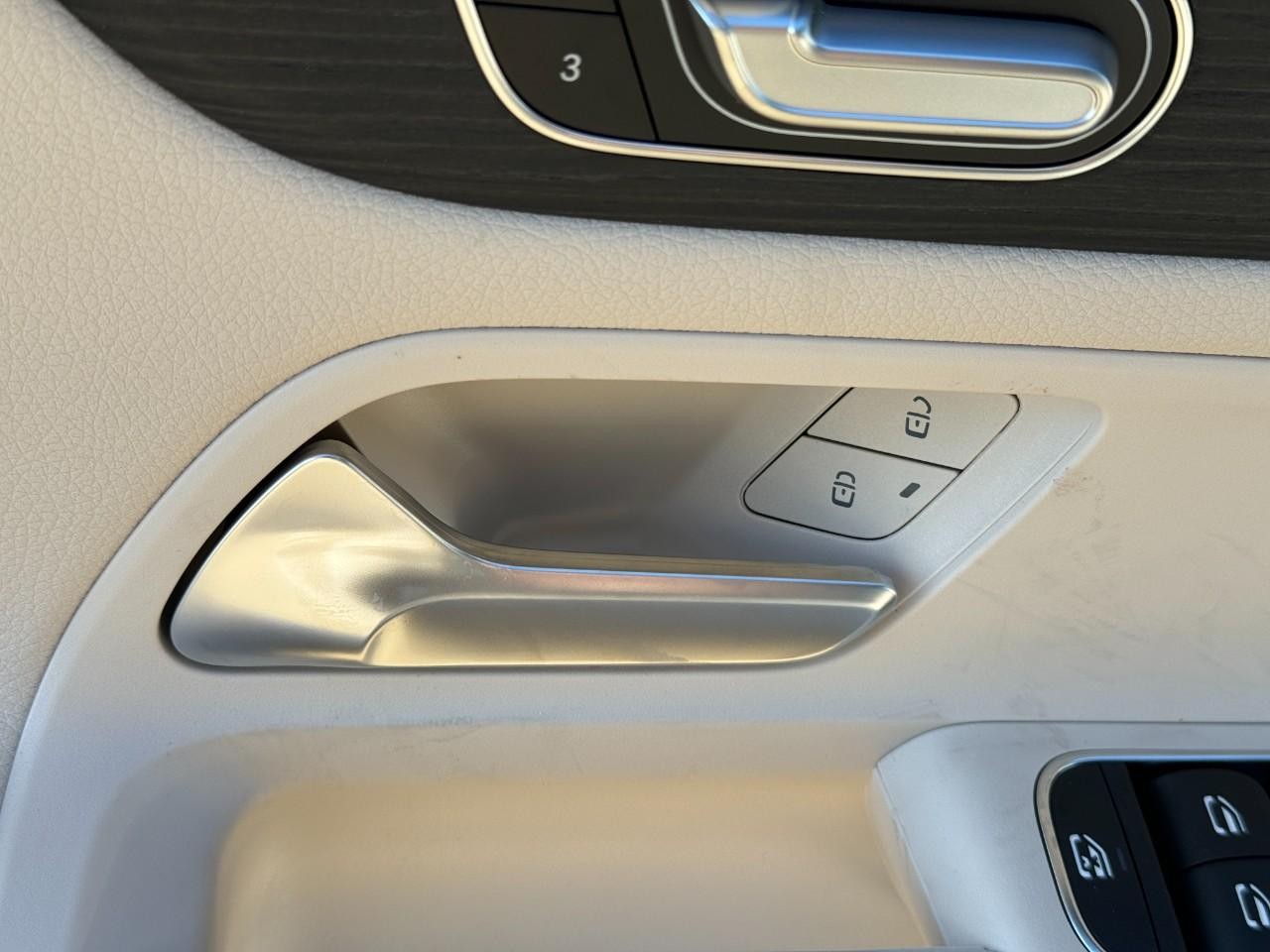 Mercedes-Benz GLA Vehicle Full-screen Gallery Image 24