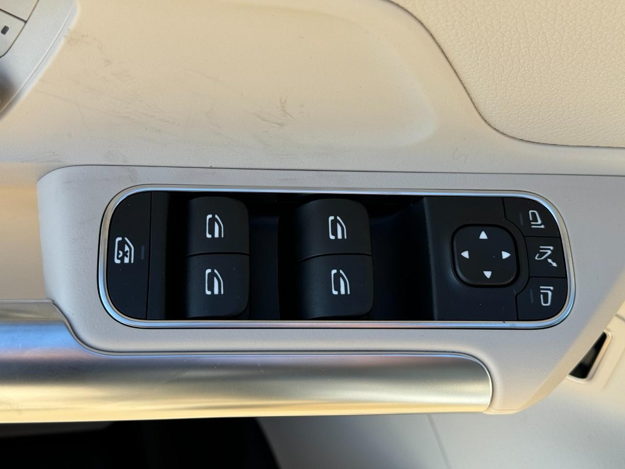 Mercedes-Benz GLA Vehicle Full-screen Gallery Image 25