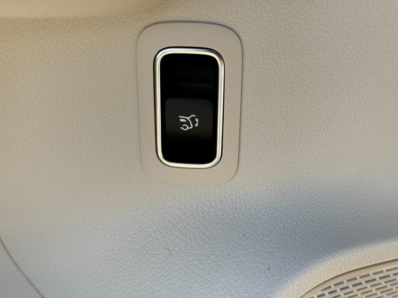 Mercedes-Benz GLA Vehicle Full-screen Gallery Image 26