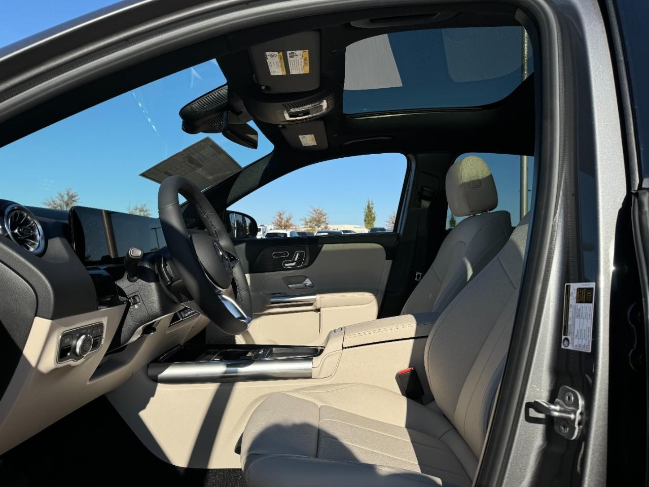 Mercedes-Benz GLA Vehicle Full-screen Gallery Image 27