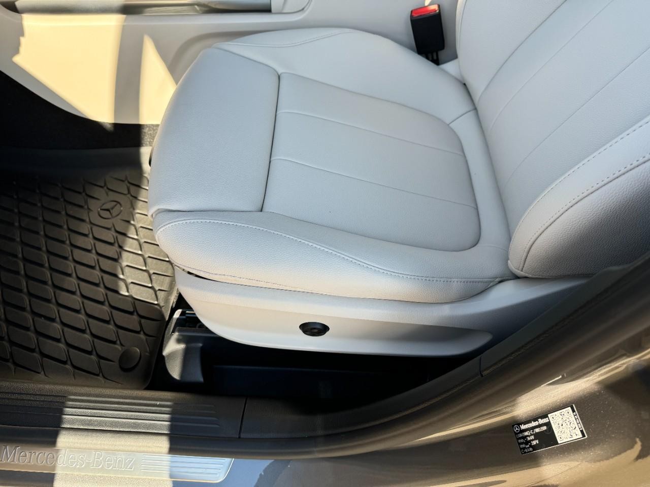 Mercedes-Benz GLA Vehicle Full-screen Gallery Image 28