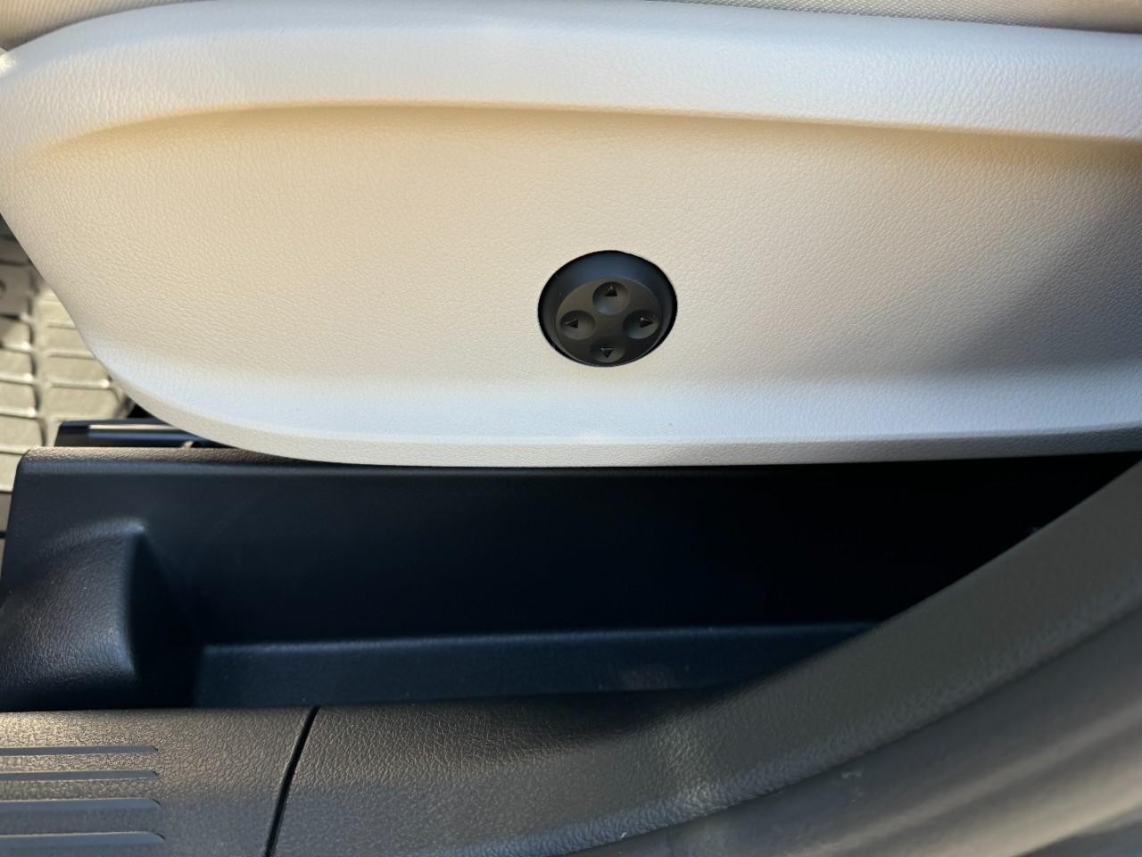 Mercedes-Benz GLA Vehicle Full-screen Gallery Image 29