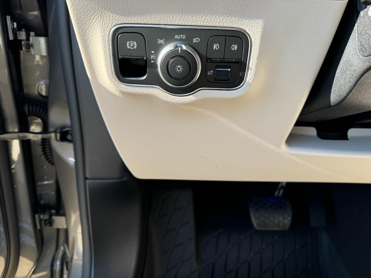 Mercedes-Benz GLA Vehicle Full-screen Gallery Image 30