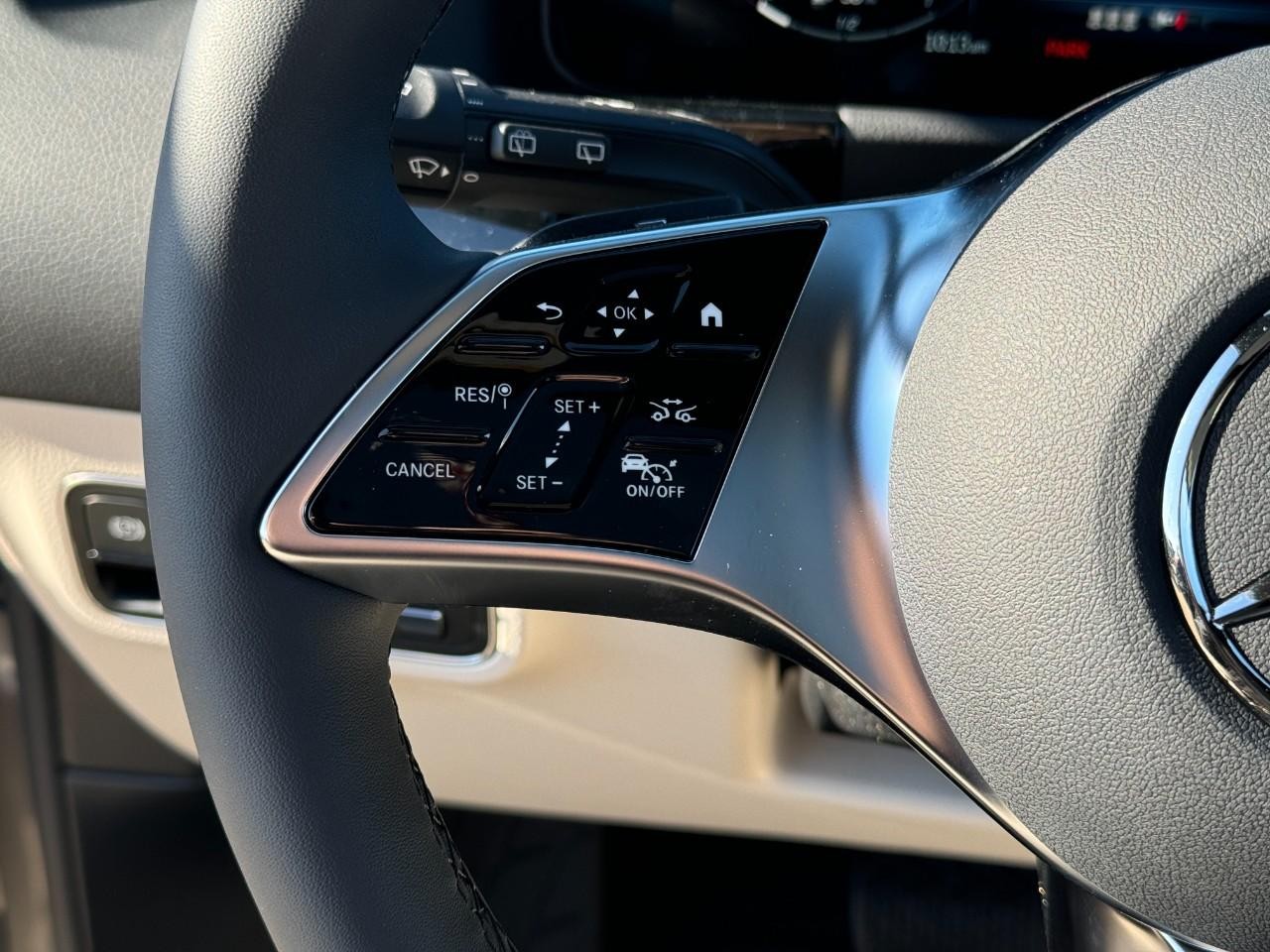 Mercedes-Benz GLA Vehicle Full-screen Gallery Image 31