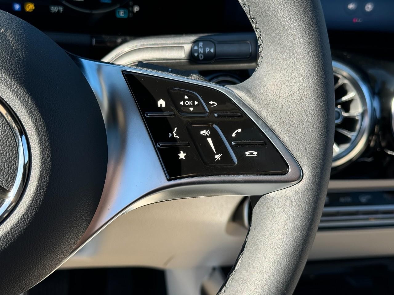 Mercedes-Benz GLA Vehicle Full-screen Gallery Image 32