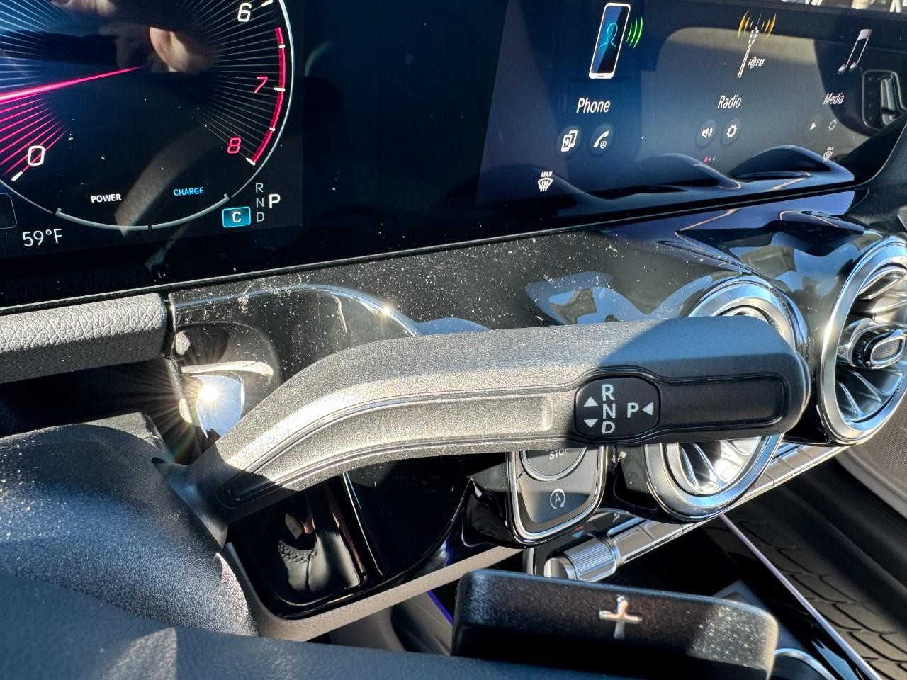 Mercedes-Benz GLA Vehicle Full-screen Gallery Image 34