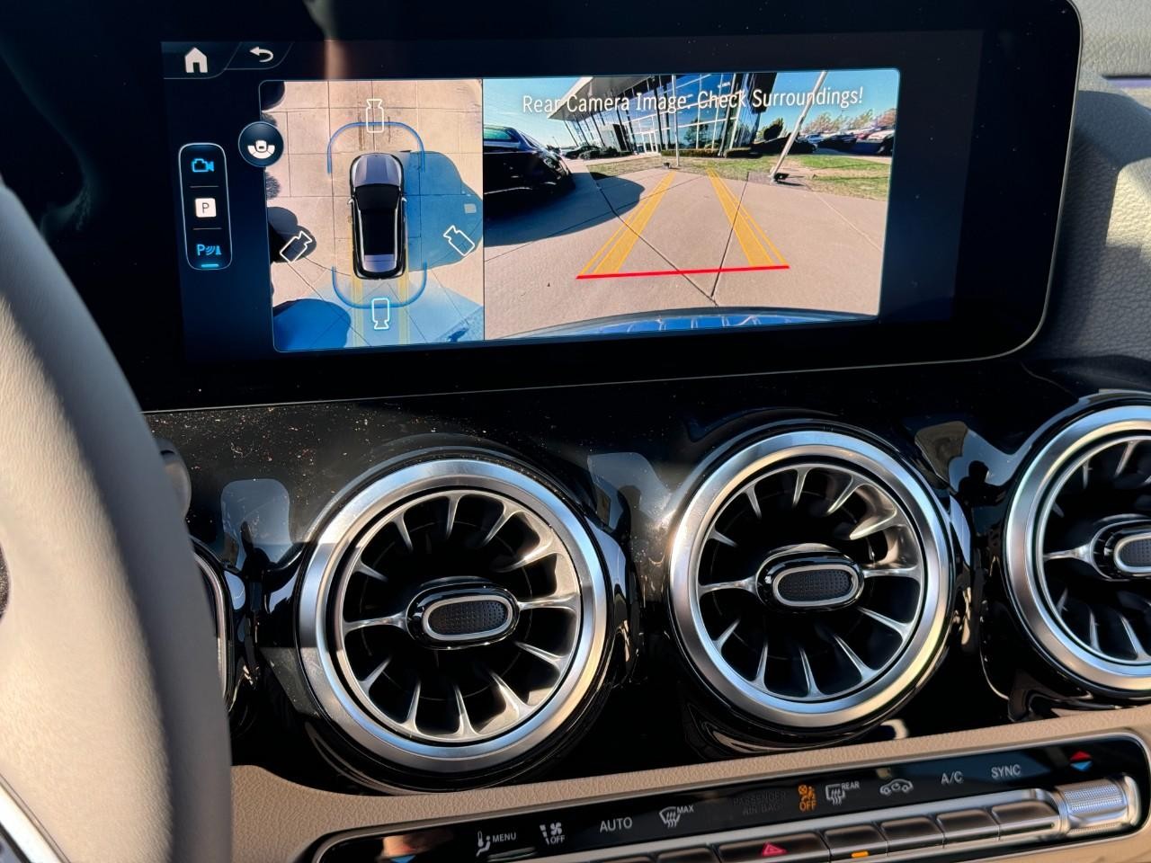 Mercedes-Benz GLA Vehicle Full-screen Gallery Image 35