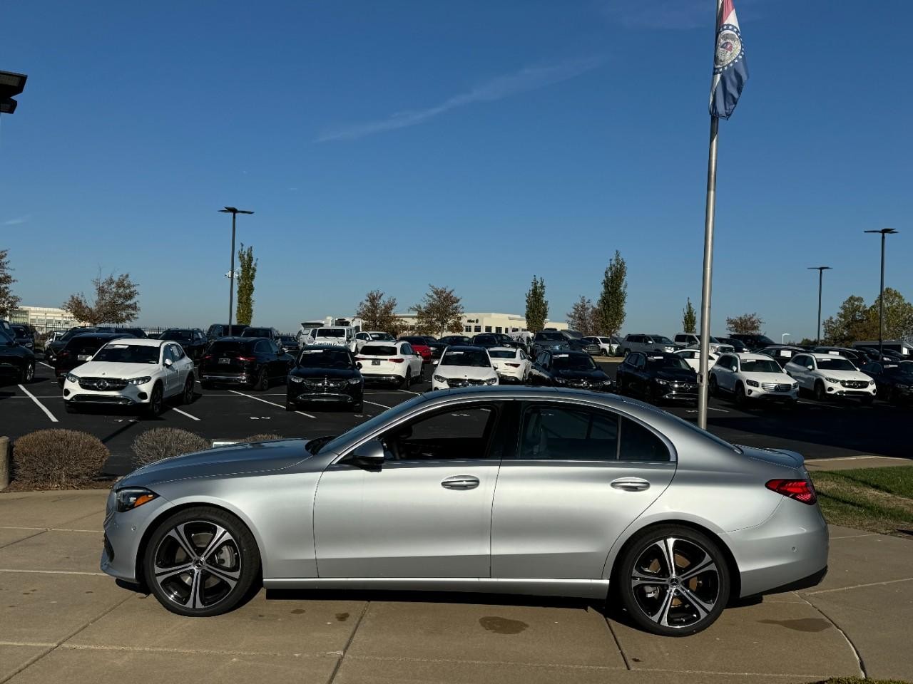 Mercedes-Benz C-Class Vehicle Full-screen Gallery Image 2