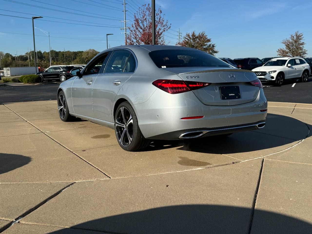 Mercedes-Benz C-Class Vehicle Full-screen Gallery Image 3