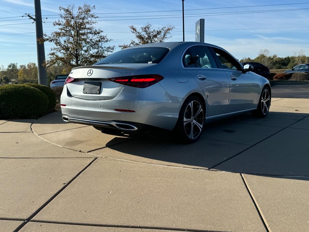 Mercedes-Benz C-Class Vehicle Full-screen Gallery Image 4