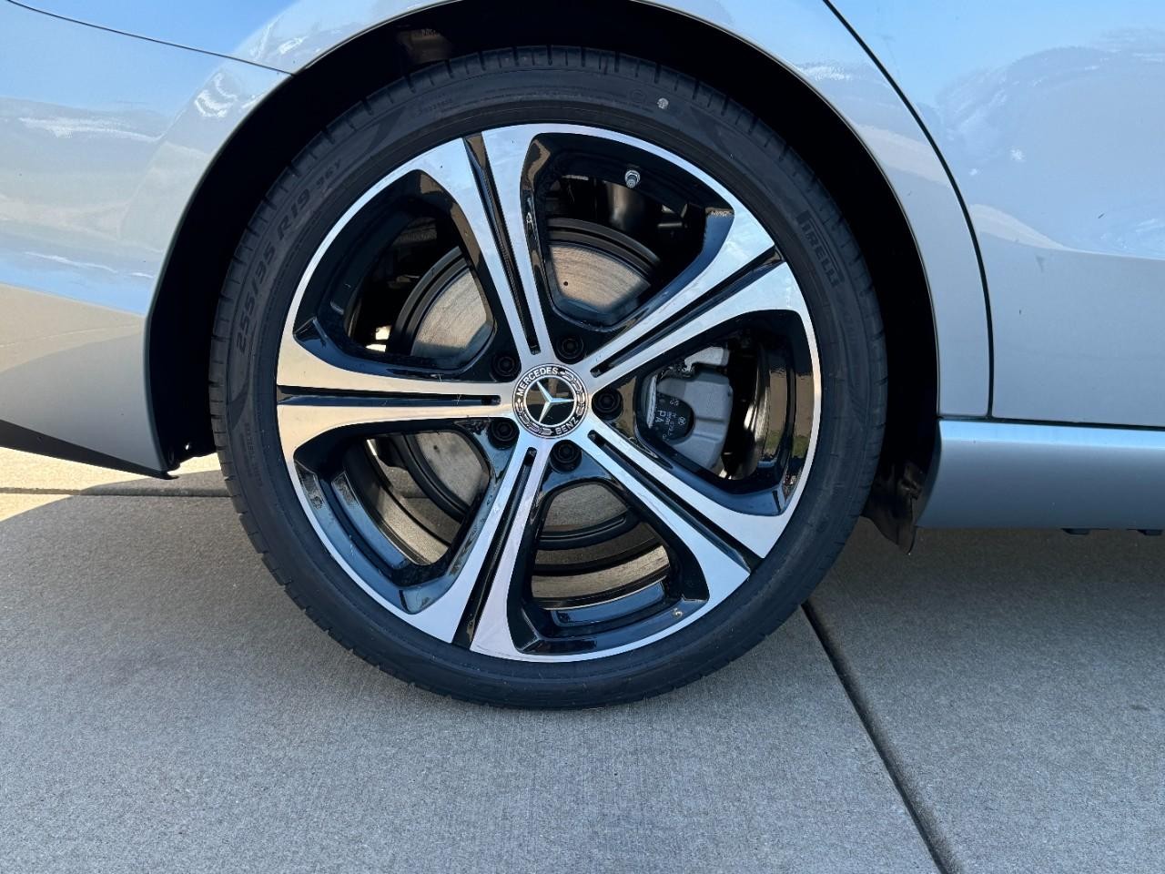 Mercedes-Benz C-Class Vehicle Full-screen Gallery Image 5