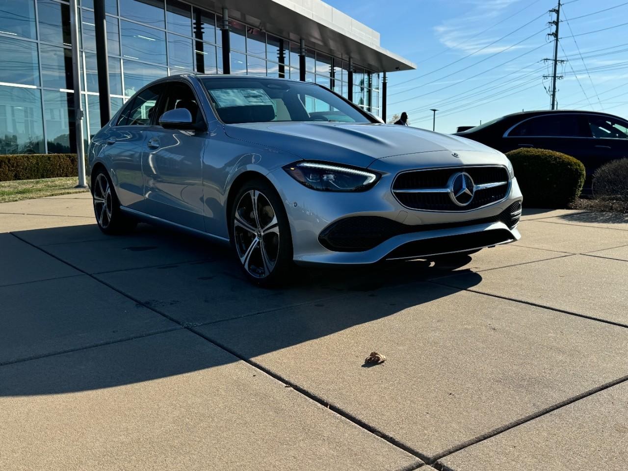 Mercedes-Benz C-Class Vehicle Full-screen Gallery Image 6