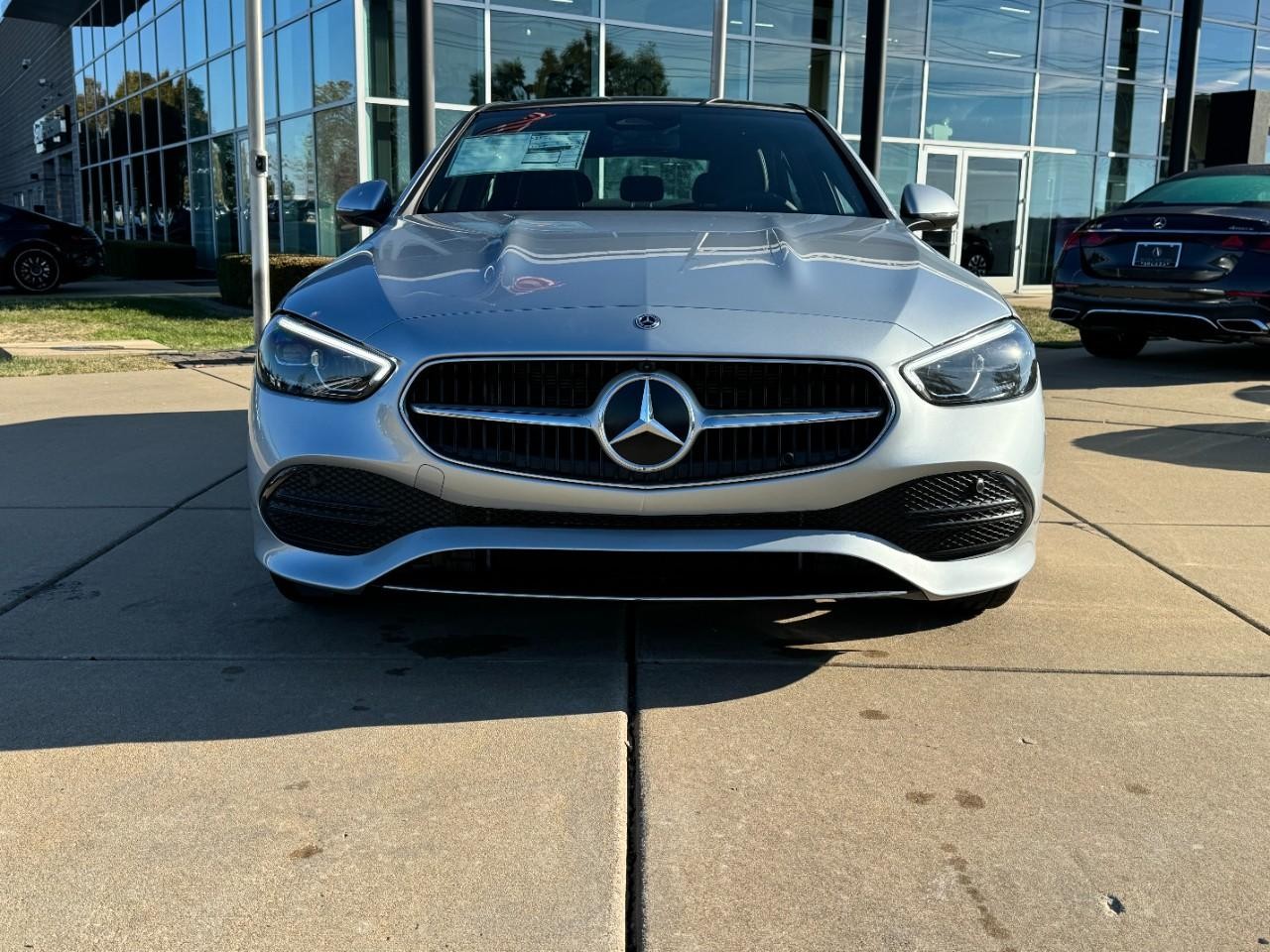 Mercedes-Benz C-Class Vehicle Full-screen Gallery Image 7