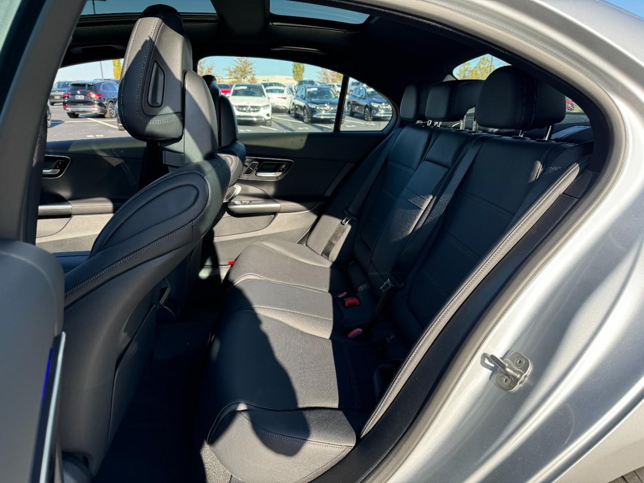 Mercedes-Benz C-Class Vehicle Full-screen Gallery Image 8