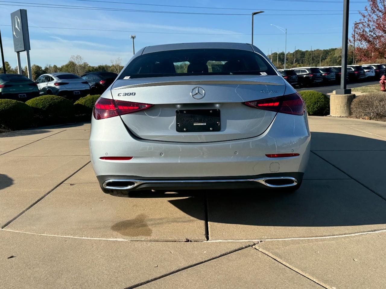 Mercedes-Benz C-Class Vehicle Full-screen Gallery Image 9