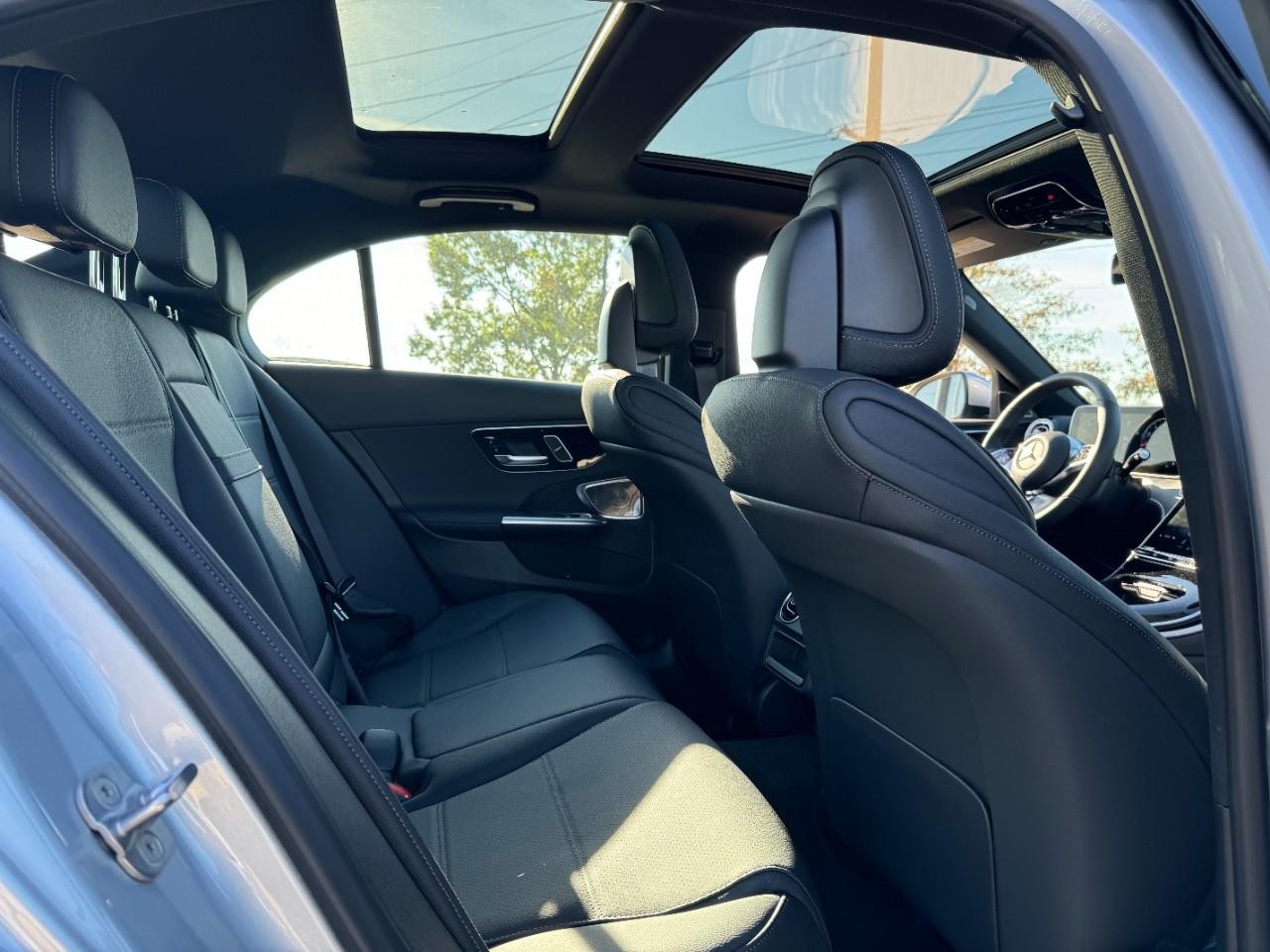 Mercedes-Benz C-Class Vehicle Full-screen Gallery Image 10