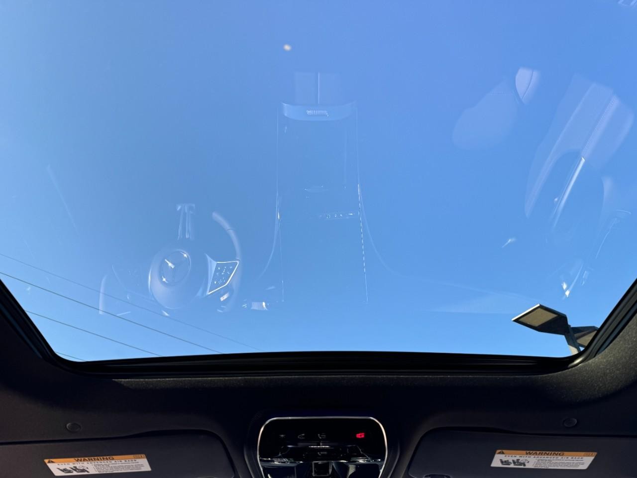 Mercedes-Benz C-Class Vehicle Full-screen Gallery Image 11