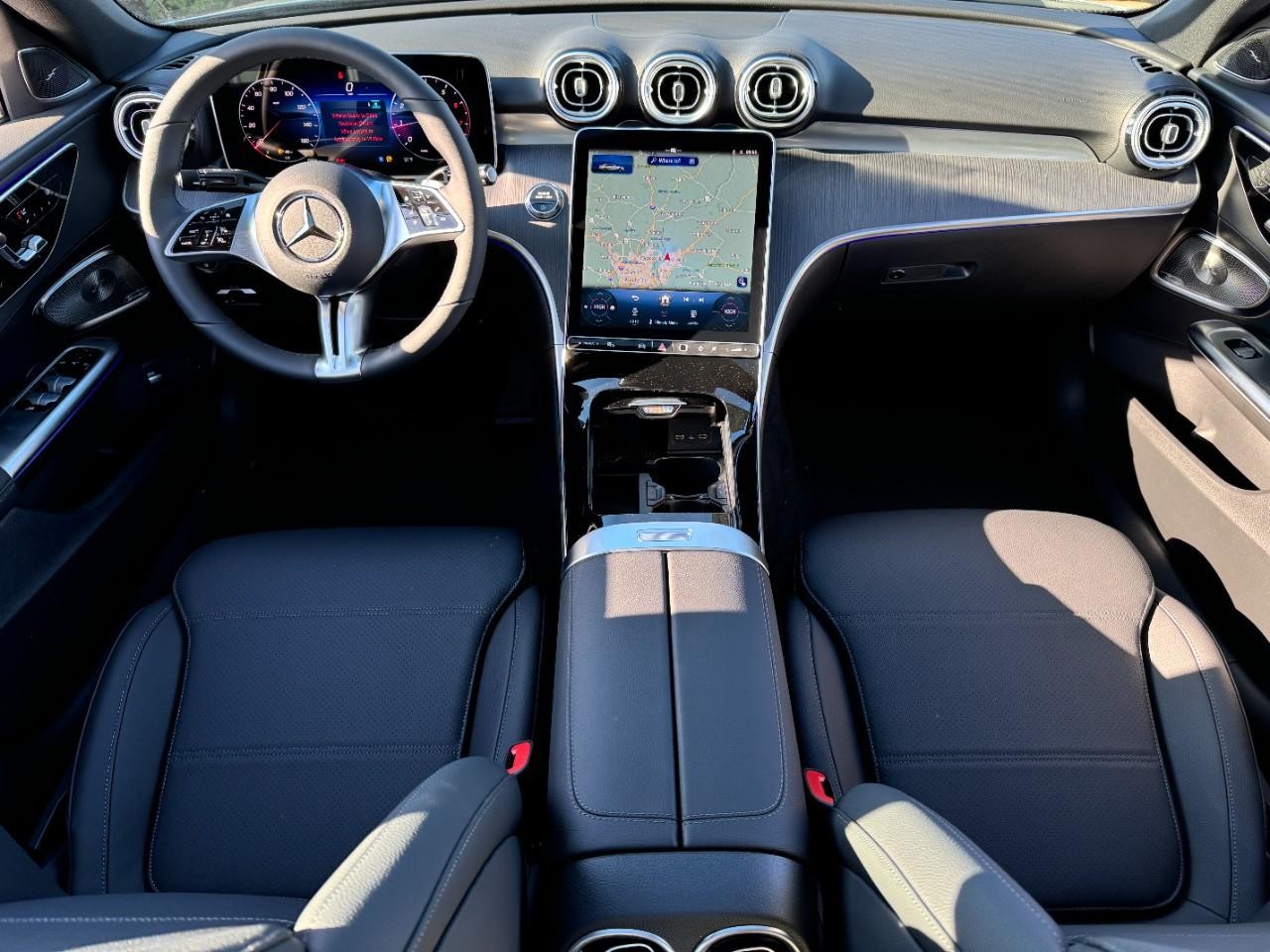 Mercedes-Benz C-Class Vehicle Full-screen Gallery Image 12