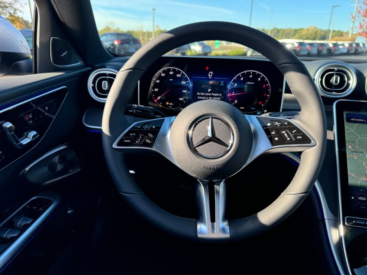 Mercedes-Benz C-Class Vehicle Full-screen Gallery Image 13