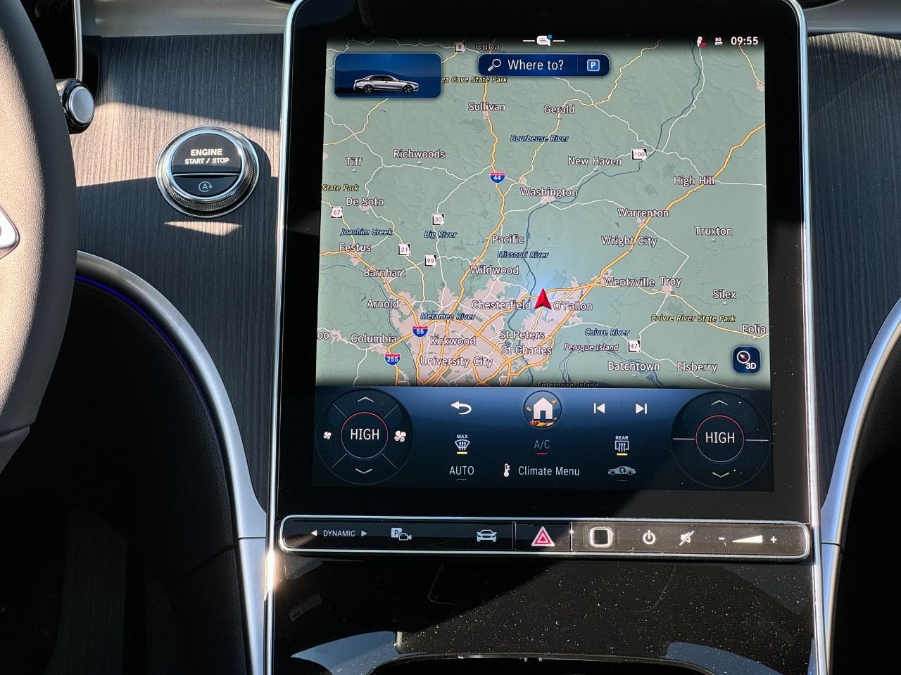 Mercedes-Benz C-Class Vehicle Full-screen Gallery Image 14