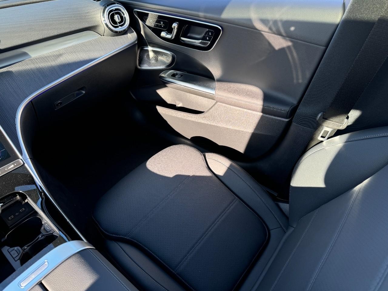 Mercedes-Benz C-Class Vehicle Full-screen Gallery Image 15