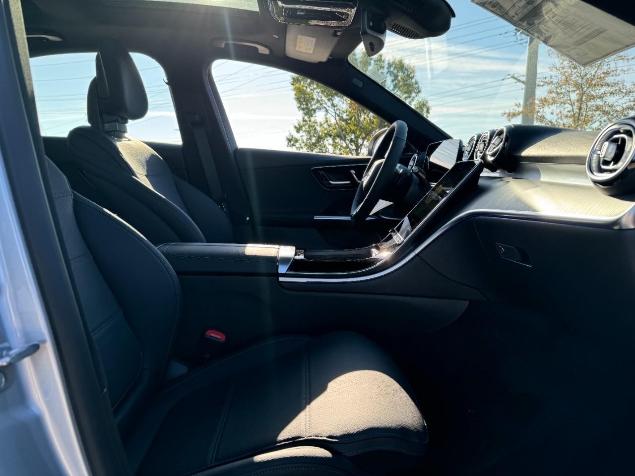 Mercedes-Benz C-Class Vehicle Full-screen Gallery Image 16