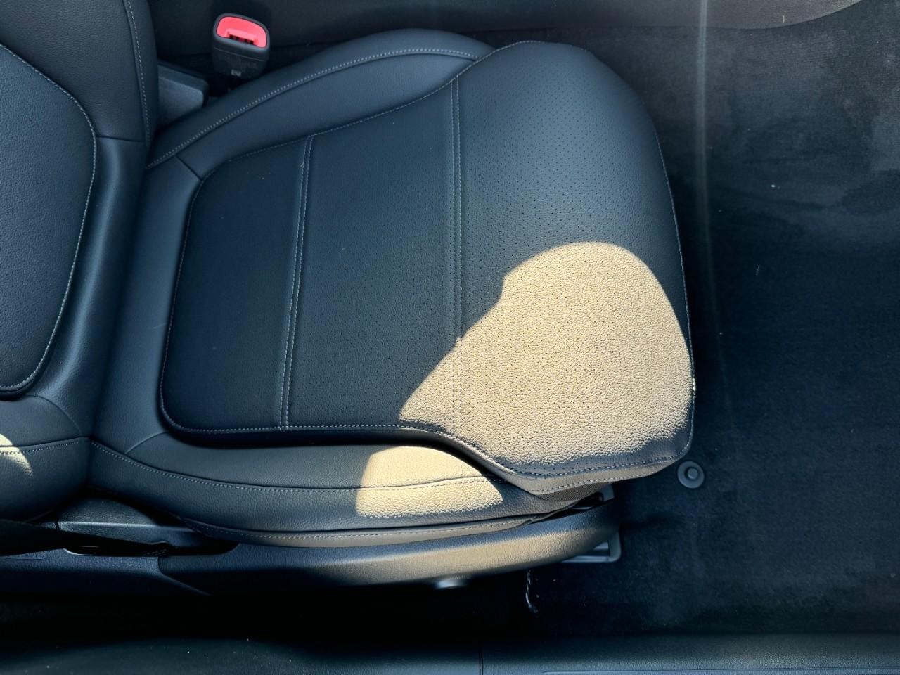 Mercedes-Benz C-Class Vehicle Full-screen Gallery Image 17