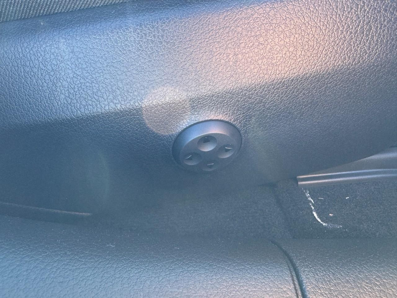 Mercedes-Benz C-Class Vehicle Full-screen Gallery Image 18