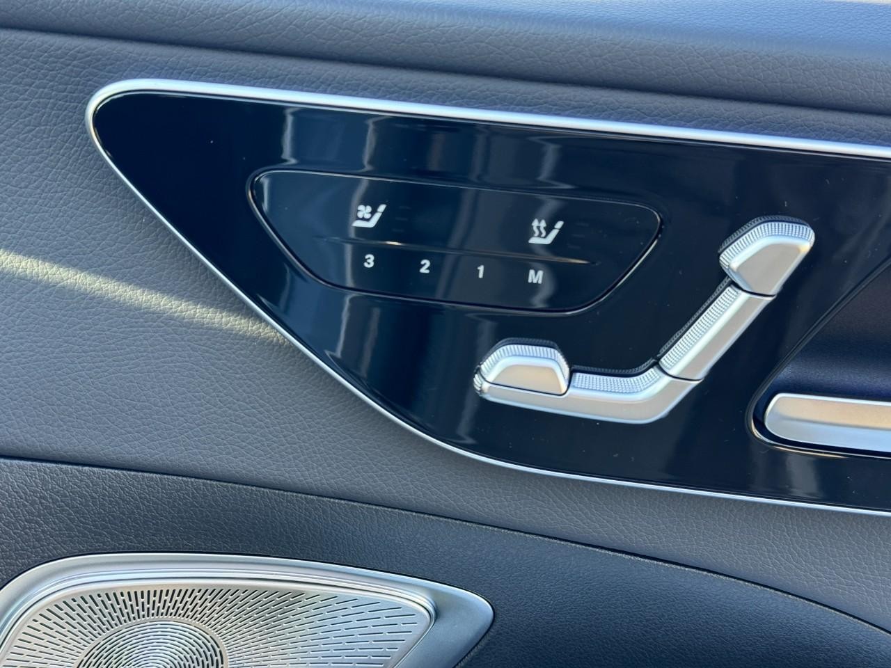 Mercedes-Benz C-Class Vehicle Full-screen Gallery Image 19