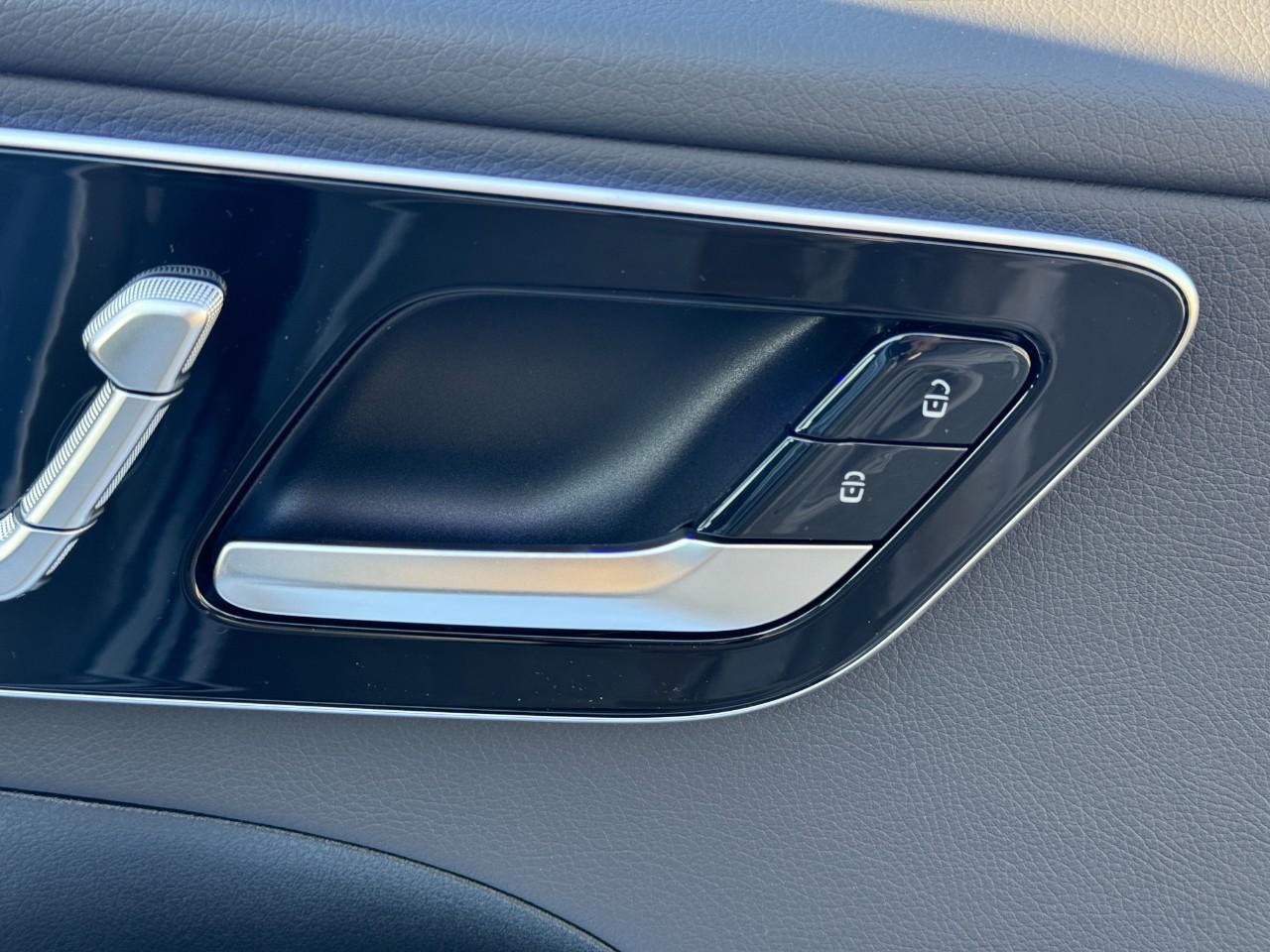 Mercedes-Benz C-Class Vehicle Full-screen Gallery Image 20