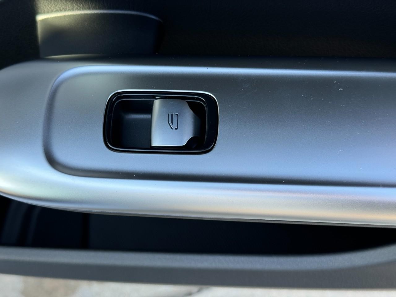 Mercedes-Benz C-Class Vehicle Full-screen Gallery Image 21