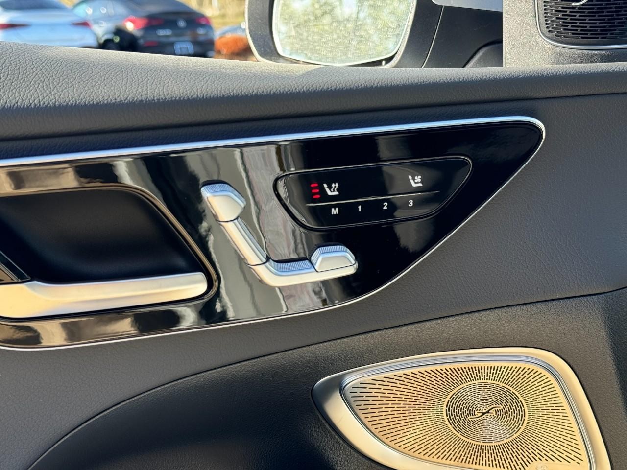 Mercedes-Benz C-Class Vehicle Full-screen Gallery Image 22