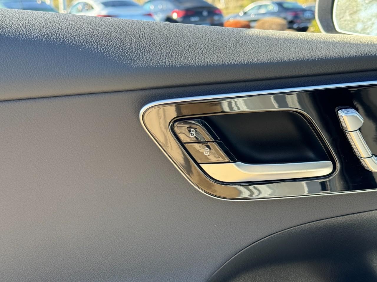 Mercedes-Benz C-Class Vehicle Full-screen Gallery Image 23