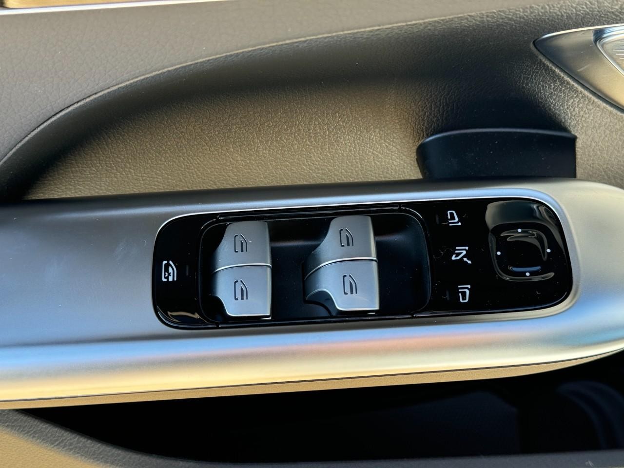 Mercedes-Benz C-Class Vehicle Full-screen Gallery Image 24