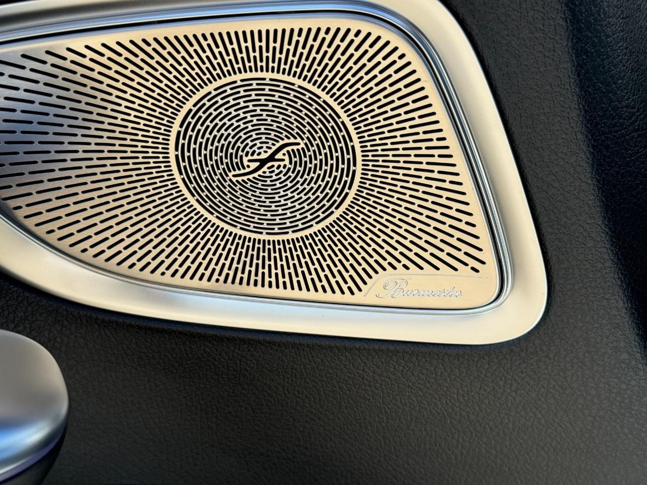 Mercedes-Benz C-Class Vehicle Full-screen Gallery Image 25