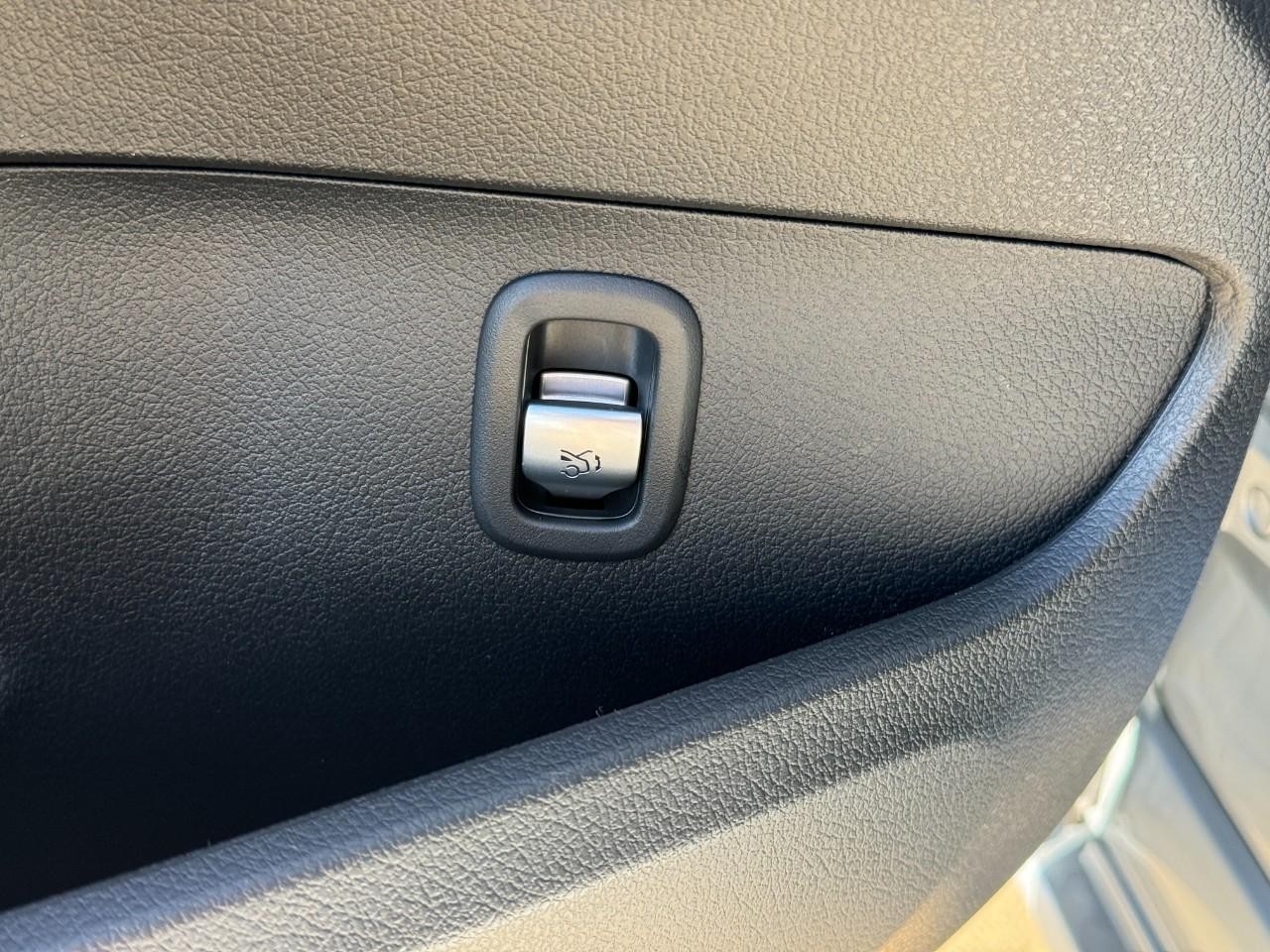 Mercedes-Benz C-Class Vehicle Full-screen Gallery Image 26