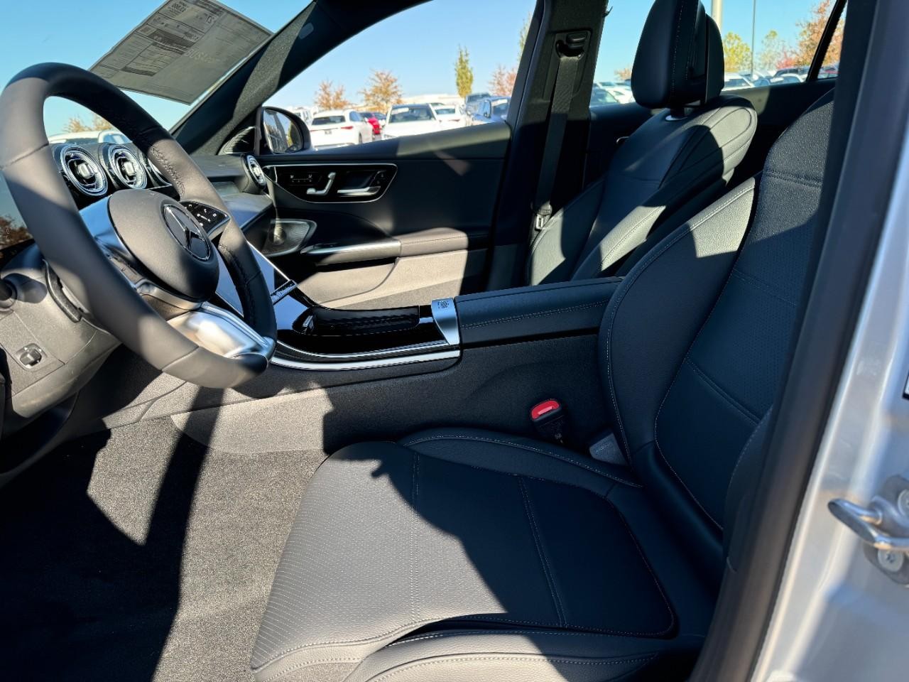 Mercedes-Benz C-Class Vehicle Full-screen Gallery Image 27