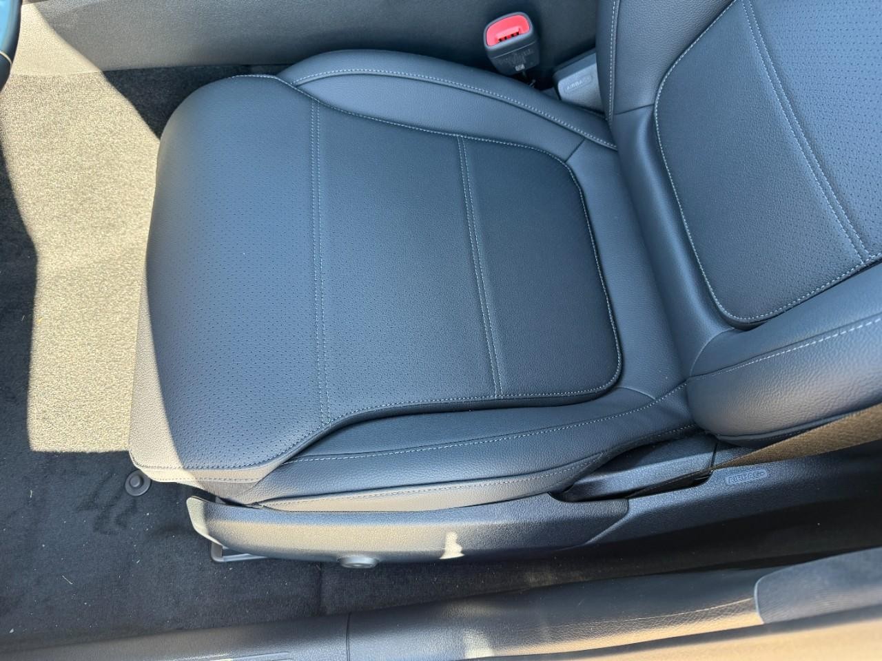 Mercedes-Benz C-Class Vehicle Full-screen Gallery Image 28