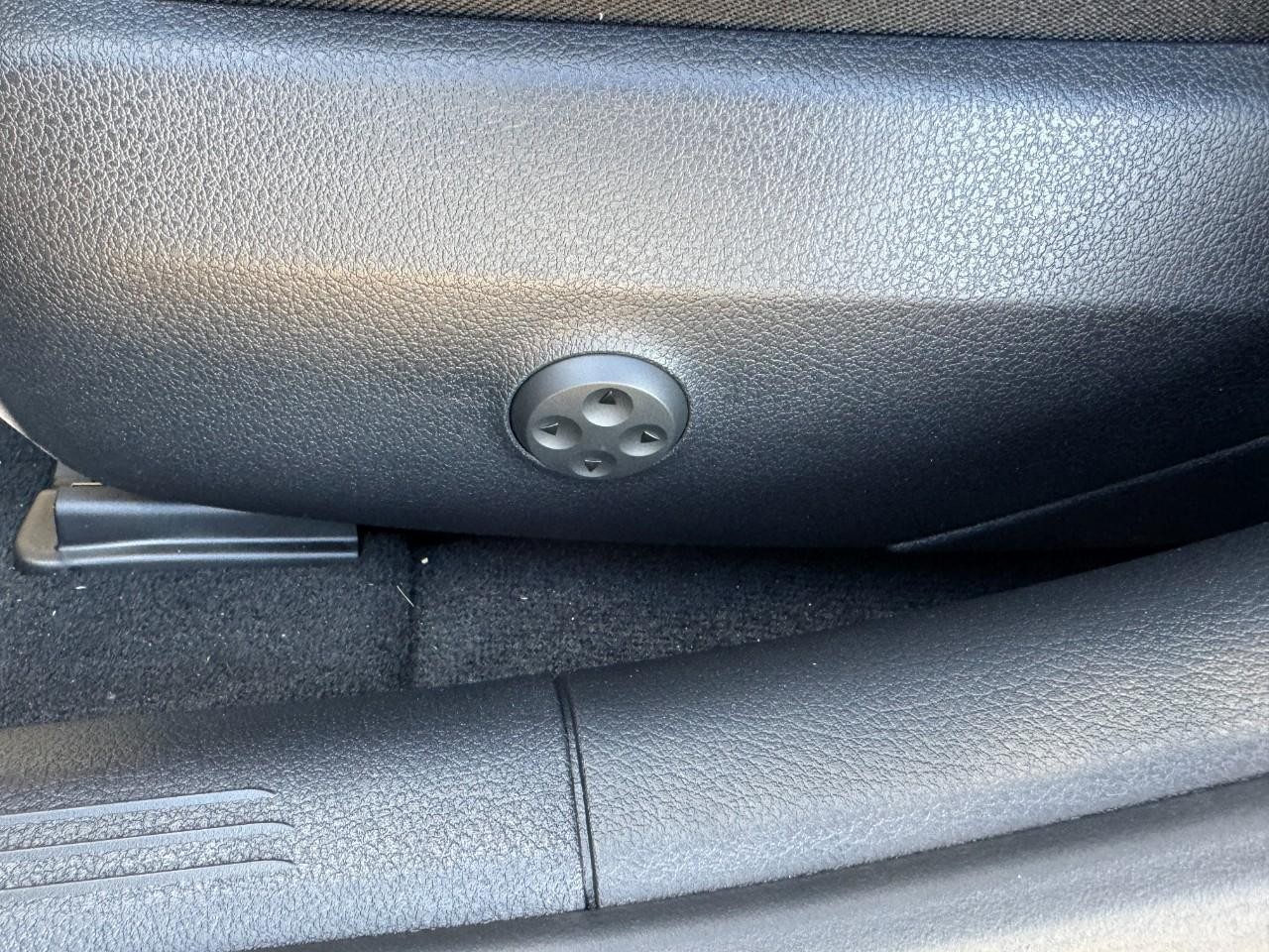 Mercedes-Benz C-Class Vehicle Full-screen Gallery Image 29