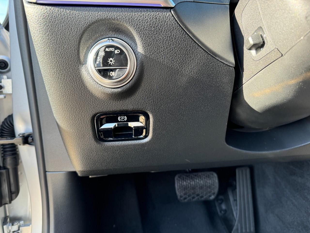 Mercedes-Benz C-Class Vehicle Full-screen Gallery Image 30