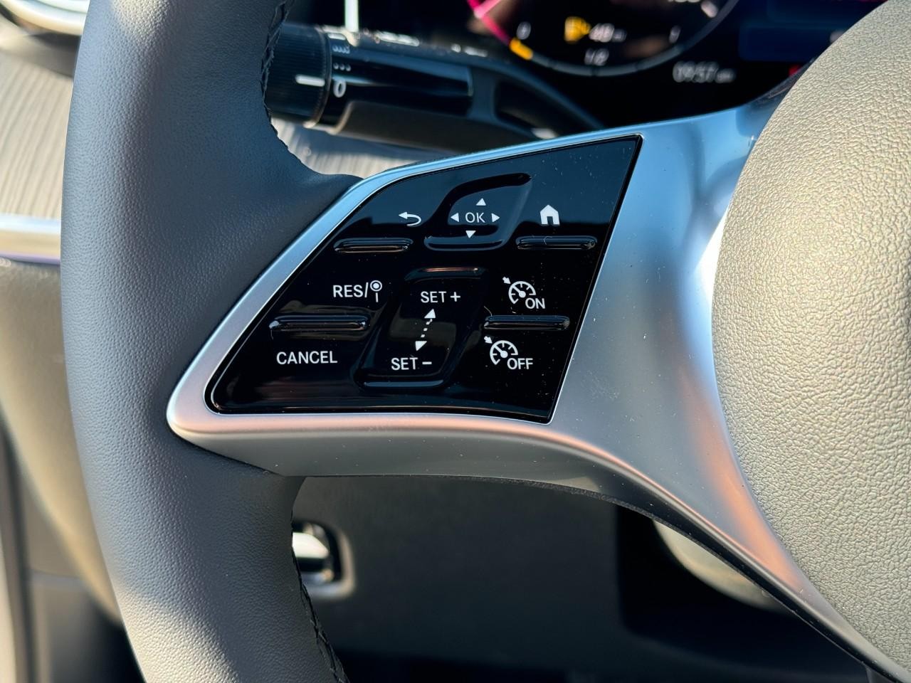 Mercedes-Benz C-Class Vehicle Full-screen Gallery Image 31