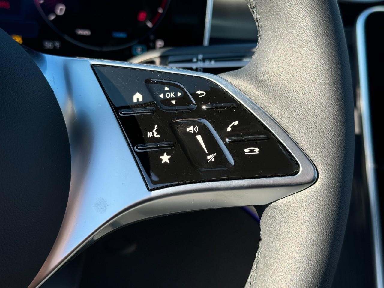 Mercedes-Benz C-Class Vehicle Full-screen Gallery Image 32